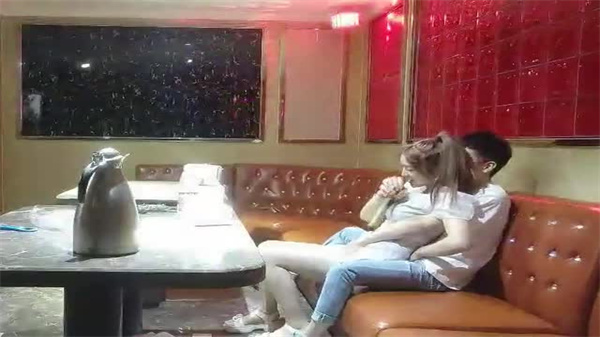 探花偷香KTV秘拍！鄰家清純女神包廂鏡頭下大尺泄｜全網首發完整版